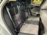 後部座席も気になるようなキズ・汚れやへたり等、大きなダメージはなく、良好な状態です。