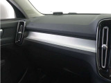 ダッシュボードに収められたアーバングリッド・アルミニウム・パネルが、XC40 Momentumのインテリアにモダンな雰囲気をもたらします。