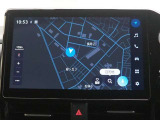 ディスプレイオーディオ(コネクティッドナビ対応)PLUS搭載。T-Connectご契約で2027年12月まで無償で利用できるナビ(期限到来後は有償)と、解約後も利用できる車載ナビが搭載されています。
