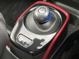 【電制シフト】前後の動きだけで簡単に操作できる先進的なデザインの電制シフト。扱いやすく、手に馴染みやすい設計となっています。