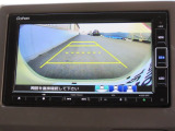 リアワイドカメラシステム!従来の視野に加えて、後方側方を約180&deg;まで見えるワイドビューと、後方を真上から見たような視野で駐車時などに便利なトップダウンビューの3つの視野があります!