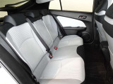 広いとは言えませんが3名乗車できるセカンドシートです。