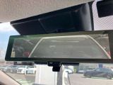 スマートルームミラー◆積載物などで、さえぎられがちなルームミラーの後方視界。車内状況に関わらず車両後方にあるカメラの映像をルームミラーに映し出します!もちろん夜や悪天降雨でもクリアな後方視界を確保!