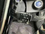 クルーズコントロール機能が付いています。 速度を設定するとアクセルを踏まなくても一定の速度で走ることができます。  高速道路ではとても便利な装置なんです。