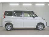 リアには左右スライドドアを採用。狭い駐車場でも開閉しやすく、強風の日でもドアが煽られにくくなっております。小さなお子さまやご年配の方も安心して乗り降りできます。