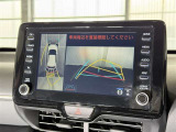 【バックガイドモニター】車両後方の映像をナビ画面に表示し、駐車などの後退操作をサポートします。