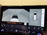 パノラミックビューモニターを装備。駐車場や交差点でクルマを真上から見るように周囲を確認できます。機能の詳細は販売店スタッフまでおたずねください。