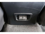 後部席へ乗車して携帯電話などを充電する時に前から配線を伸ばすとごちゃごちゃして邪魔になりがちですよね。そんな煩わしさを解消する後席側USBポート☆