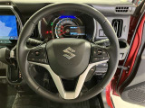 ステアリングから手を離さず、運転に集中したままオーディオ等の操作ができます。