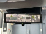 スマートルームミラーは、車両後方に設置されたカメラの映像を、ルームミラーに映し出すことで、死角をなくし、安全性を向上させることができます。また、夜間や雨天時でも、クリアな映像を映し出すことができます。