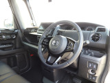 ★運転席まわり★大きなフロントガラスで見晴らしよく運転しやす設計と、広くてゆとりのある運転席。楽な姿勢で座ることが出来るので長時間の運転でも疲れにくいですし体もぶれにくく工夫されています。