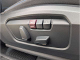運転席メモリー付きフロント電動シート装備。