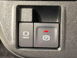 指先だけで簡単に操作が可能な電動パーキングブレーキを採用。「HOLD」スイッチを押すと、渋滞や信号待ちなどでブレーキペダルから足を離しても、ブレーキを保持するので安心です