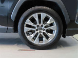 純正のアルミホイール装着車です。タイヤサイズは235/55R19です。