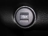 充電用USB端子付き。スマートフォンなどの充電に便利です。