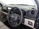 快適な操作性の運転席、ハンドルも綺麗に清掃済みです。もちろん安全を守るエアバッグも装備しているので安心してお乗りいただけます。