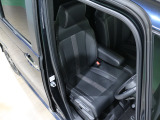 程よい硬さとホールド性が高いシートで長時間運転も快適です。