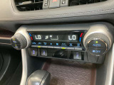 オートエアコンは温度を設定するだけで、自動で風量などを設定してくれます。運転しながら操作も必要ないので、安全性も向上します。