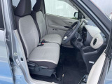 運転席・助手席はベンチ式シート。足元もスッキリしていて、広々しています。