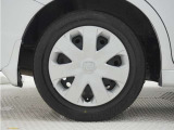 ◆純正ホイール装着車◆シンプルなデザインのホイールキャップ付きです。