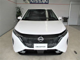 ■日産らしさを引き立てる大きなVモーショングリル。バンパーはエアロ形状で左右のダクトは空力を考え設計されています。
