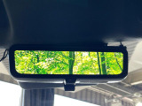 【デジタルインナーミラー】後席の大きな荷物や同乗者で後方が確認しづらい時でも安心!カメラが撮影した車両後方の映像をルームミラー内に表示。クリアな視界で状況の確認が可能です!