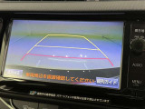 後方の見える安心をお届けするバックガイドモニター付:バックするときのアシストラインもあって楽々バック!車庫入れや縦列駐車をサポートし、苦手な駐車も安心です!今やもう手放せない装備ですネ♪