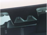 ステレオカメラとソナーセンサーが歩行者や先行車、障害物などのさまざまな情報を的確に捉え、運転者に注意を促したり、緊急ブレーキを作動。多彩な安全機能があなたのドライブをアシストするスマートアシスト付です