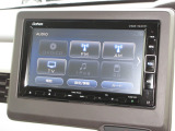 ナビゲーションは純正メモリーナビ(VXM-194VFi)を装着しております。AM、FM、CD、DVD再生、Bluetooth、フルセグTVがご使用いただけます。初めて訪れた場所でも安心ですね!