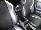 運転席側からも助手席側からも手が届きやすく、小物等を置いておくのにとても便利♪