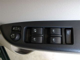 パワーウィンドウスイッチで運転席から全席の窓の開閉ができます。