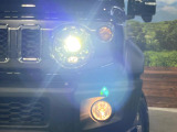 【LEDヘッドライト】悪天候や夜間走行時も良好な視界を確保し安心して運転できる高輝度LEDヘッドライトを装備!点灯速度が早く、消費電力も抑えられています。