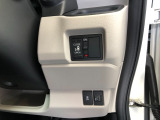 【片側電動スライドドア】リモコンや運転席のスイッチ操作のほか、ドアハンドルを少し引くだけでリアドアが自動開閉します♪