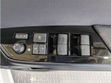 パワーウィンドウのスイッチですよ。 運転席に居ながら窓を開け閉めのコントロールできますよ。 ロック機能で、子供がイタズラして窓を開けるという事も無くなりますよ。