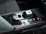NISMO、ECO、NORMALの3種類のドライブモードを設定。NISMOモードでは、より力強い加速感を高めています。また、NISMOとECOの両モードにクリープを設定し、駐車時などの速度調整をしやすくしました。