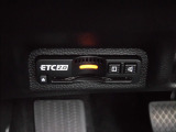 ETC2.0対応の車載器付きです。高速料金の支払いだけではなく、高速道路上のアンテナと相互通信をして渋滞情報や迂回路への案内を音声やナビ画面に表示します。