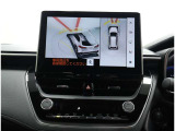 サイドクリアランスビュー表示中に、旋回時の運転操作に合わせて自動で車両を斜め後方から見たような映像を表示。