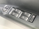 【電動格納ミラー】サイドミラーは電動格納式となっており、狭い駐車場でもキズがつくリスクを抑えられます。