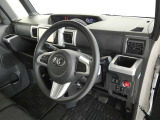 【運転席】運転席周りの画像です。プロの手で隅々までクリーニングしています。ご来店いただき実際に見てみてくださいね☆
