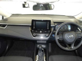 シンプルな運転席周りですね。乗っていて落ち着けるデザインです。運転視界も広々!