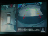 ☆全周囲カメラが駐車をアシスト☆4つの高解像度カメラで車の周囲を撮影!見えにくい死角の駐停車も驚く程に楽々です。バックカメラは、車庫入れの時は勿論、後方の安全確認もできて安心です♪
