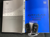 メンテナンスノート【点検整備記録簿・保証書】、取説も揃っています。スマートキーはバッグなどにしまったままボタン操作でエンジンの始動・停止ができて大変便利です。