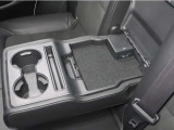真ん中にはUSB充電機能&ドリンクホルダー付きのアームレストを装備しております。長距離移動も楽チンです。