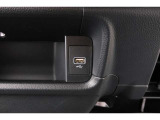 スマートフォンなどの音楽再生が可能なUSB接続ジャック装備車両です♪♪♪