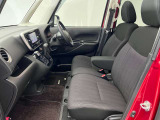 【ベンチシート】運転席と助手席の間にカバンを置いたり、肘掛けをおろしたり様々なシーンに合わせてお使いいただけます♪