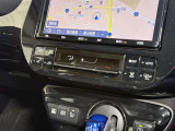 【オートエアコン】「AUTO」スイッチを押すだけで、冷暖房の切り替えや風量、吹き出し口の調整などを自動で行います。