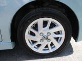 日産純正のアルミホイールが装着されてます。ボディデザインとマッチしておりカッコイイですね。