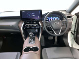 運転席周りのレイアウトをご覧ください。ナビゲーションが綺麗に装着されすっきり収まってますね!