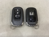スマートキーを装備しています。鍵を差し込むことなくドアロックの開け閉めと、スタートボタン操作でのエンジンスタートができます。ボタン操作でトランクが開けられる電動テールゲートのボタンもついています。