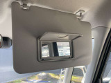 【室内装備品 サンバイザー】前方からの日差しを防ぐ時は、下に下げて使います.横からの日差しは、下に下げてフックを外して横にして使います.鏡も付いて、身だしなみチェックも出来ます.